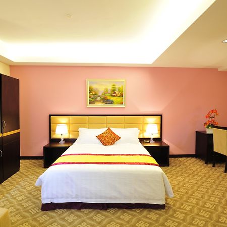 Hallmark Crown Hotel Malacca Exteriör bild