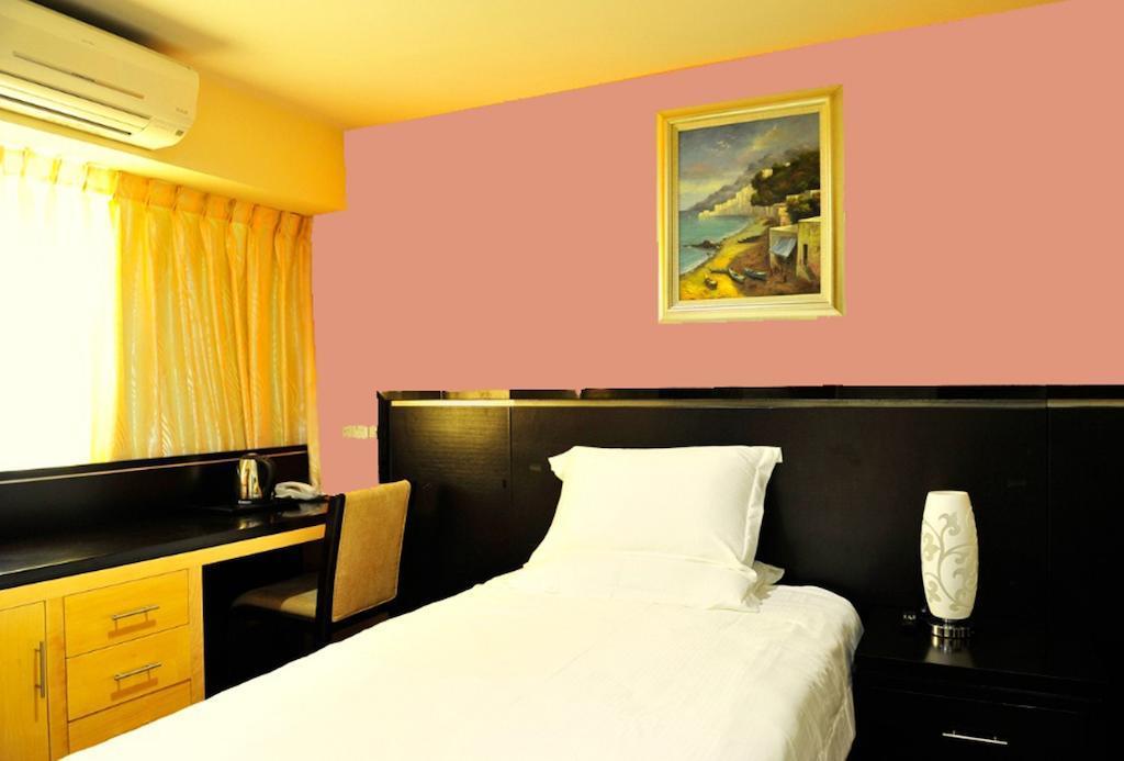 Hallmark Crown Hotel Malacca Exteriör bild