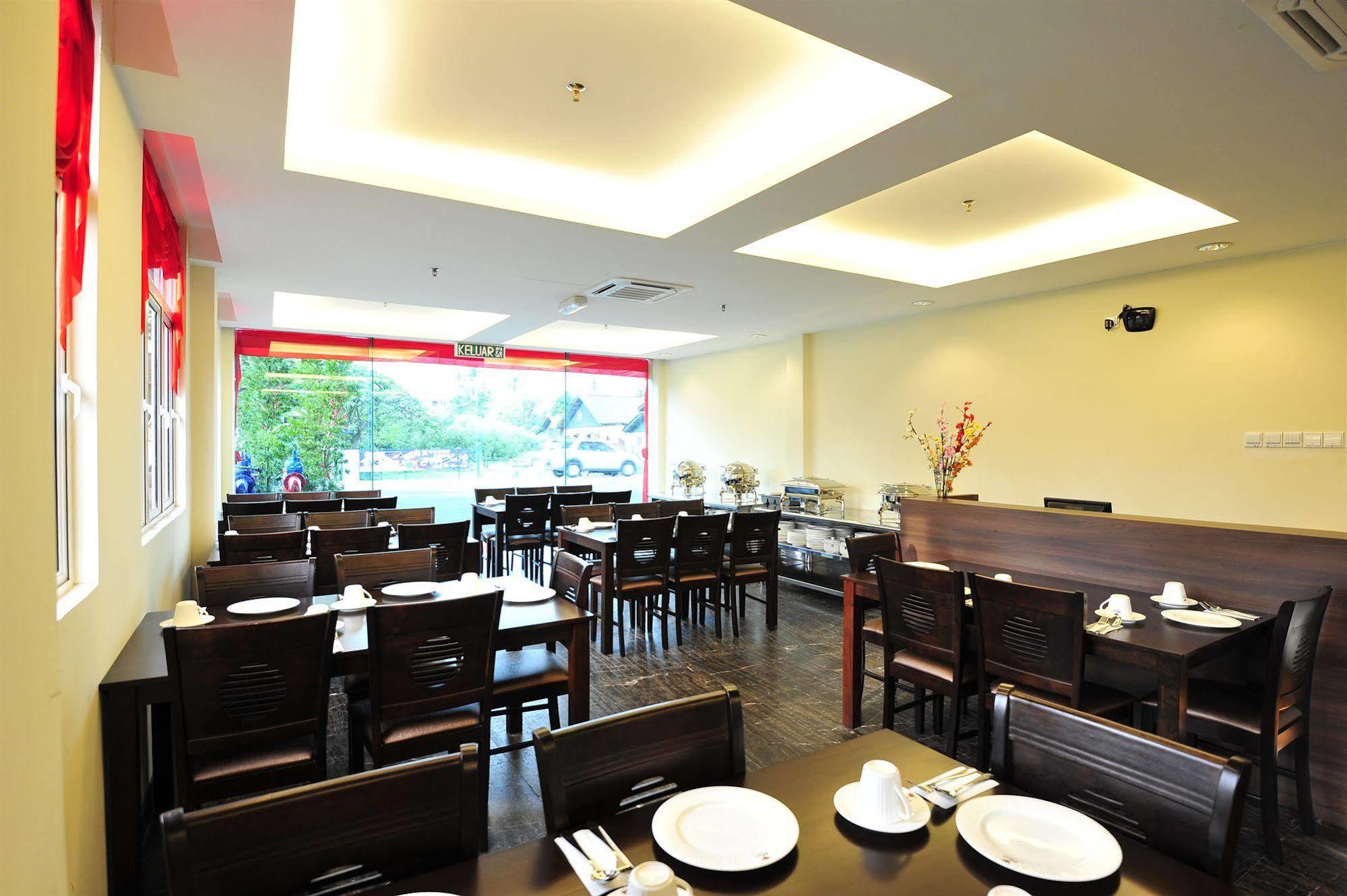 Hallmark Crown Hotel Malacca Exteriör bild
